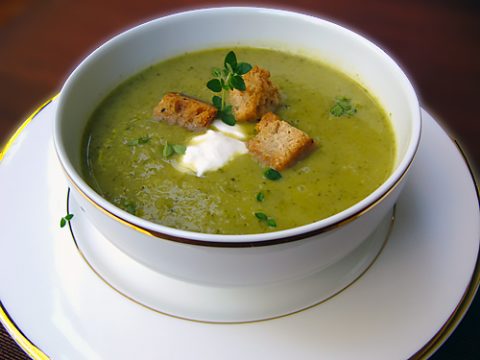 Суп-пюре из брокколи и лука-порея