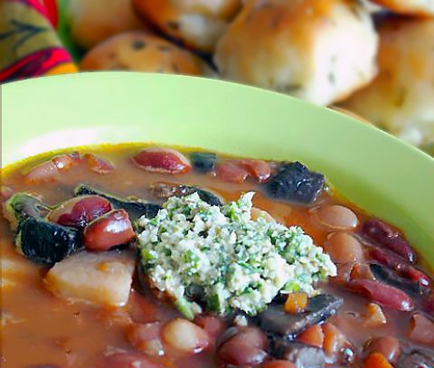 Постный суп из фасоли и грибов с пампушками