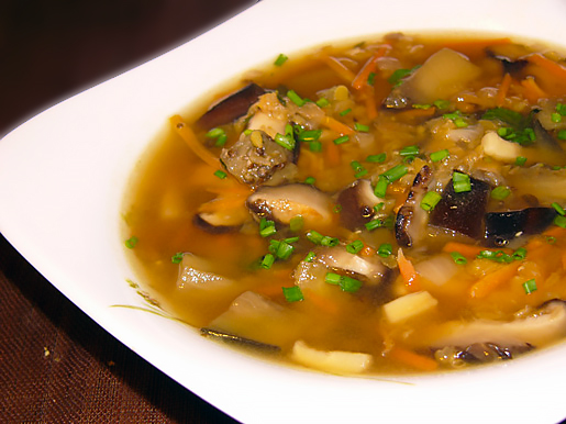 Суп из баклажанов с грибами и красной чечевицей