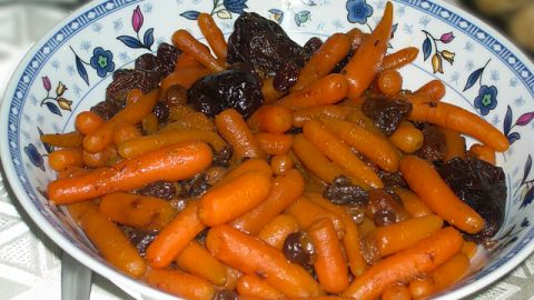 Морковь с медом и сухофруктами
