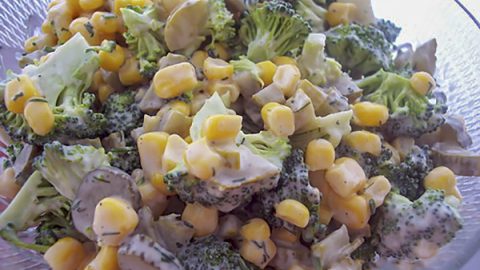 Салат с брокколи, кукурузой и корнишонами