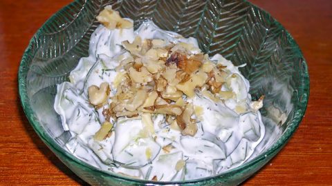 Болгарский огуречный салат с грецкими орехами