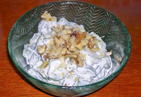 Болгарский огуречный салат с грецкими орехами