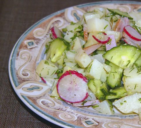Картофельный салат с окороком, редисом и огурцами