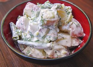 Картофельный салат с зеленой фасолью и с соусом из йогурта и огурцов