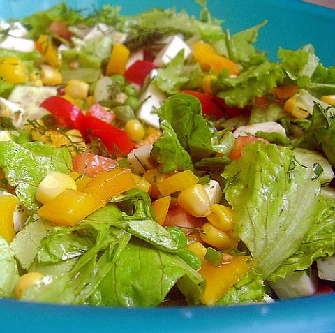 Красочный салат из овощей и сулгуни