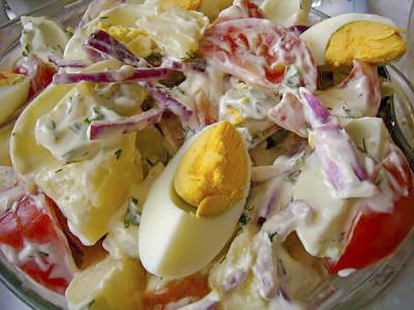 Салат с языком, яйцами, грибами и помидорами: рецепт - Лайфхакер
