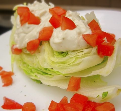 Салат-клин с заправкой из голубого сыра (Wedge Salad with Blue Cheese Dressing)
