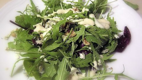 Зеленый салат с рокфором и грецкими орехами
