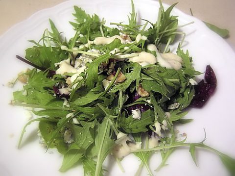Зеленый салат с рокфором и грецкими орехами