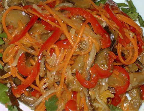 Салат из баклажанов и свежих овощей