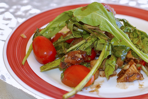 Салат из рукколы с инжиром под грушевым соусом