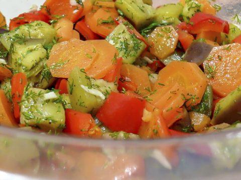 Салат из маринованных баклажанов, моркови и болгарского перца