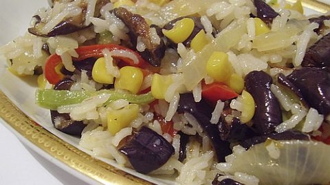 Салат с рисом и овощами, жаренными во фритюре