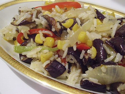 Салат с рисом и овощами, жаренными во фритюре