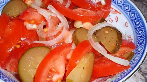 Салат из помидоров с соленым огурцом