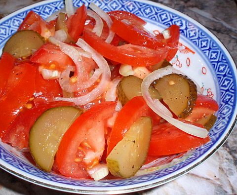 Салат из помидоров с соленым огурцом