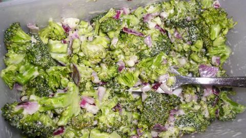 Салат из сырой брокколи