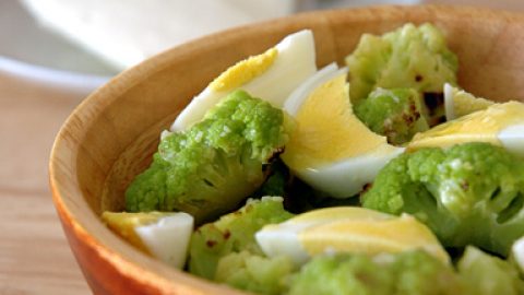 Салат из цветной капусты с яйцом