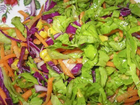 Зеленый салат с красной капустой, морковью и кукурузой