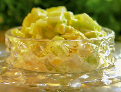 Салат из свежих огурцов и сыра