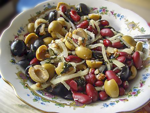 Салат из фасоли с оливками и маринованным луком