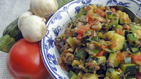 Теплый салат с кабачками, грибами и каперсами