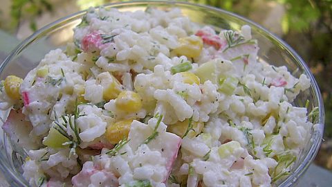 Салат с рисом и крабовыми палочками