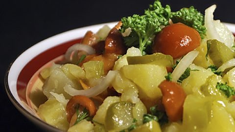 Картофельный салат с маринованными овощами