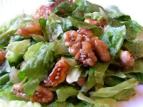 Зеленый салат с глазированными орехами и кунжутом