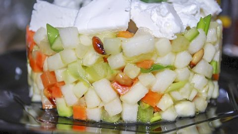 Тартар из молодых овощей с козьим сыром