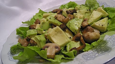 Теплый салат из шампиньонов и авокадо