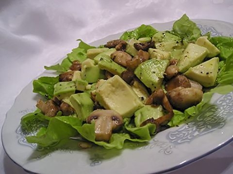 Теплый салат из шампиньонов и авокадо