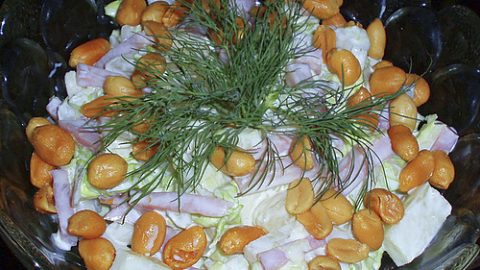 Салат с ветчиной, ананасами и солеными орешками
