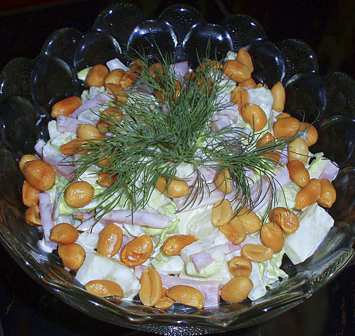 Салат с ветчиной, ананасами и солеными орешками