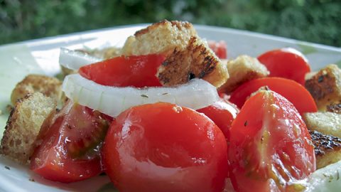 Хлебный салат с помидорами и луком