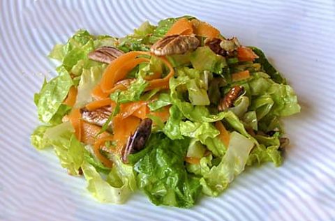 Зеленый салат с морковью и орехами пекан