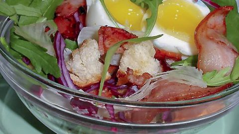 Теплый салат из хлеба, хрустящей панчетты, пармезана и яйца-пашот
