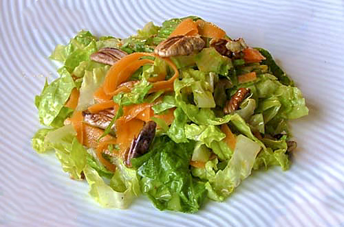 Зеленый салат с морковью и орехами пекан