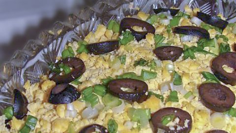 Слоеный салат с горбушей, рисом и яйцами