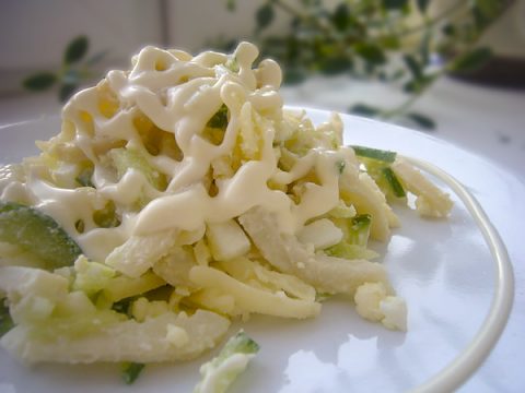Салат с кальмарами и сыром