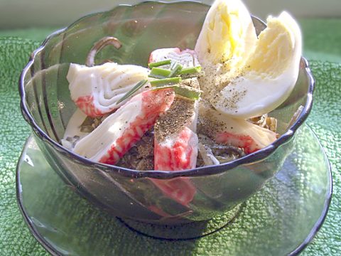 Салат с крабами и морской капустой