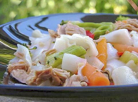 Салат из тунца, лапши и овощей