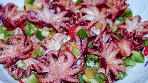 Салат из маринованных осьминогов