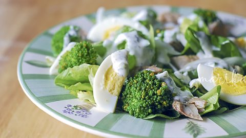 Салат с рыбой, яйцами и брокколи