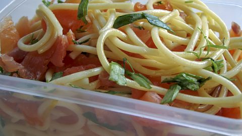 Салат из спагетти и копченого лосося