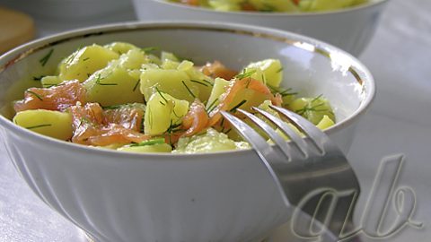 Картофельный салат с копченым лососем