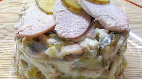 Салат с курицей, грибами и корнем сельдерея
