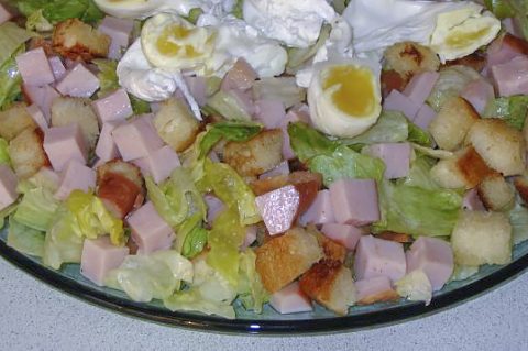 Салат из ветчины с яйцами-пашот и крутонами