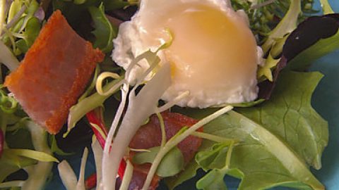 Салат с беконом и яйцом-пашот